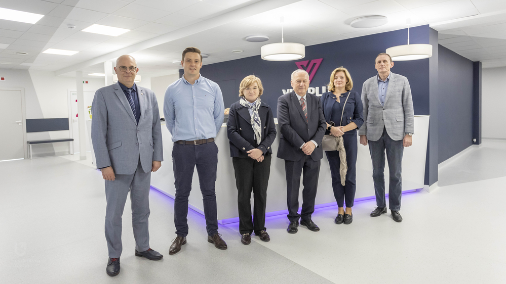 zdjęcie w otwartym centrum medycznym kolejno prof. Robert Zakrzewski, dr Piotr Rościszewski, prof. Elżbieta Żądzińska, Kamilla Szcześniak, Jan Rydz, dr Jarosław Grabarczyk