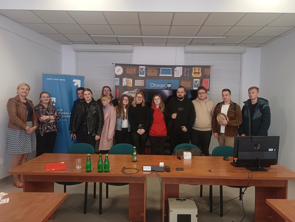 zdjęcie studentów wraz z prowadzącą warsztaty Agatą Kobylińską