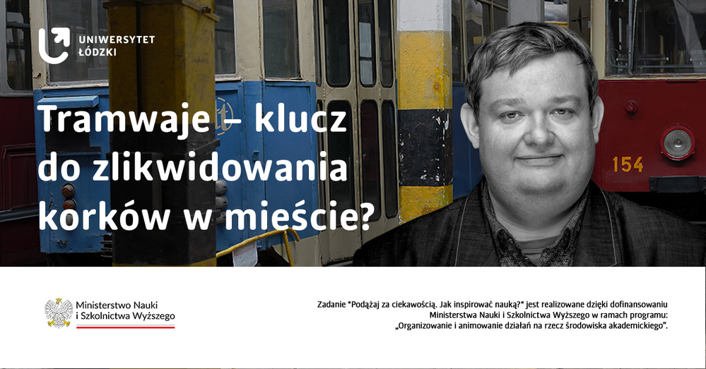 Portret dr hab. Kamila Śmiechowskiego, prof. UŁ na tle zabytkowych tramwajów